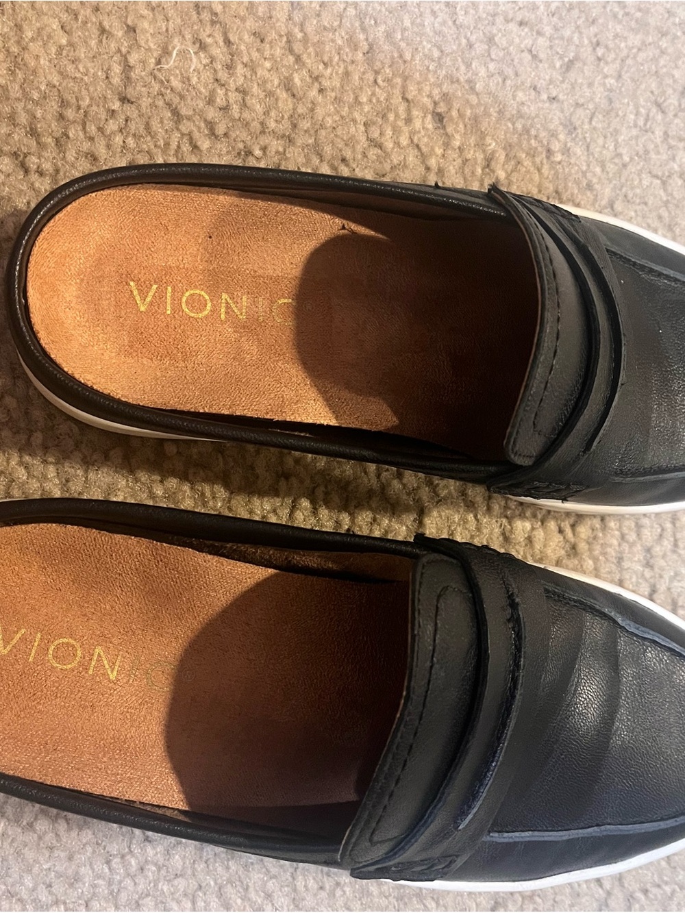 Vionic women’s Black Slip-On leather loafers 6.5